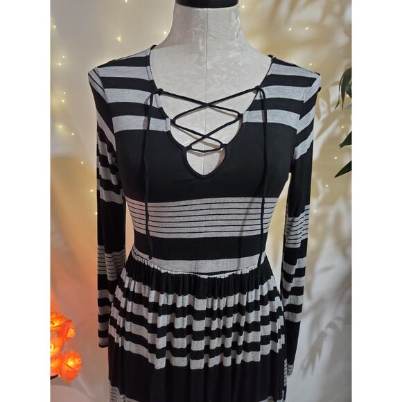 ModCloth Fervour Striped Lace Up V-Neck Long Sleeve Jersey Dress Womens Size S - Picture 2 of 9